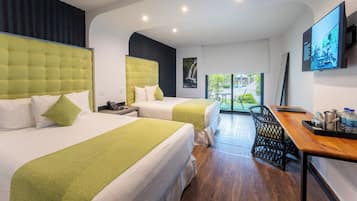Quarto, várias camas, acesso à piscina, vista para a piscina | Banheiro | Chuveiro, chuveiro com efeito de chuva