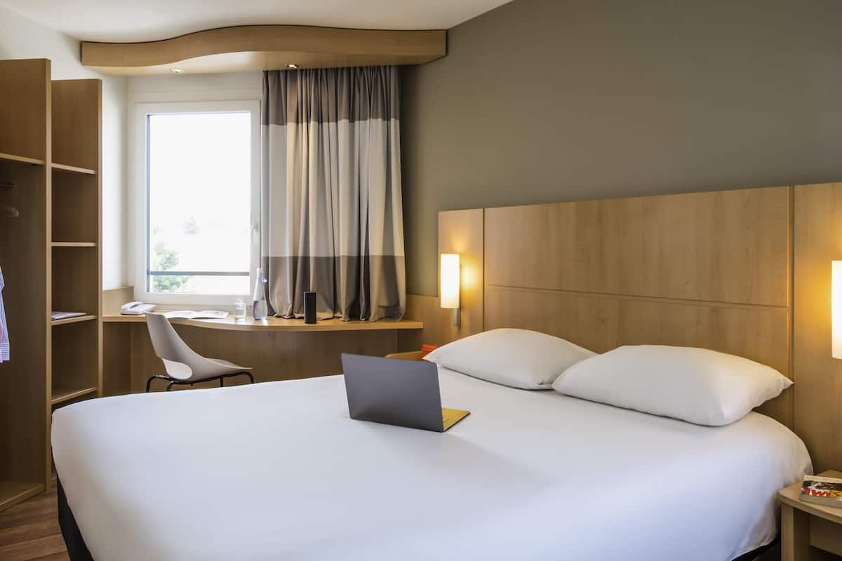 In-room safe, desk, soundproofing, iron/ironing board
