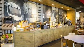 Buffet breakfast on weekdays (CHF 19 per person)