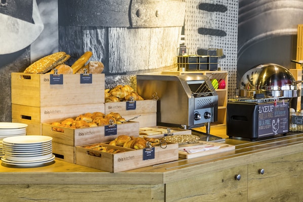 Buffet breakfast on weekdays (CHF 19 per person)