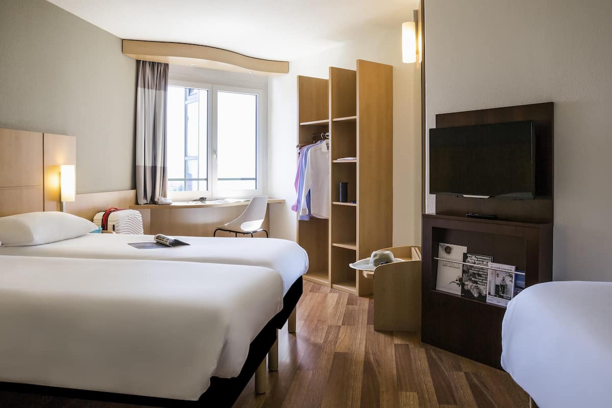 Chambre, 3 lits jumeaux | Coffre-fort, bureau, systĂšme dâinsonorisation, fer et planche Ă repasser