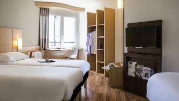 Een kluis op de kamer, een bureau, geluiddichte muren