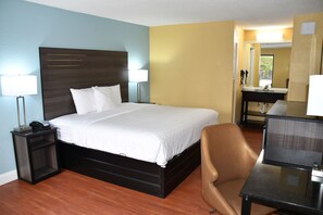 デスク、防音設備、アイロン / アイロン台、WiFi (無料)