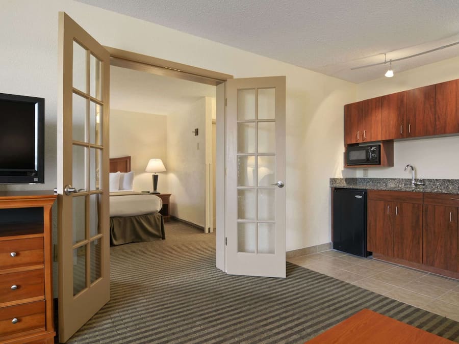 Sviitti, 1 makuuhuone, tupakointi kielletty | Työpöytä, äänieristys, silitysrauta/-lauta, ilmainen Wi-Fi