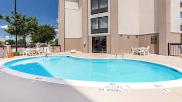 Piscine extérieure en saison