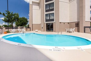 Una piscina al aire libre de temporada