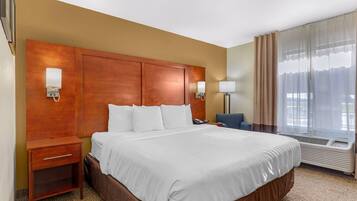 Bureau, rideaux occultants, fer et planche Ă  repasser