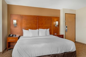 Schreibtisch, Verdunkelungsvorhänge, Bügeleisen/Bügelbrett