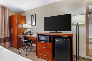 1 King Bed, Nonsmoking | 办公桌、遮光窗帘、熨斗/熨衣板、免费婴儿床