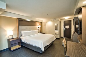 Executive Room, 1 King Bed, Non Smoking | Premium bedding, in-room safe, desk, iron/ironing board