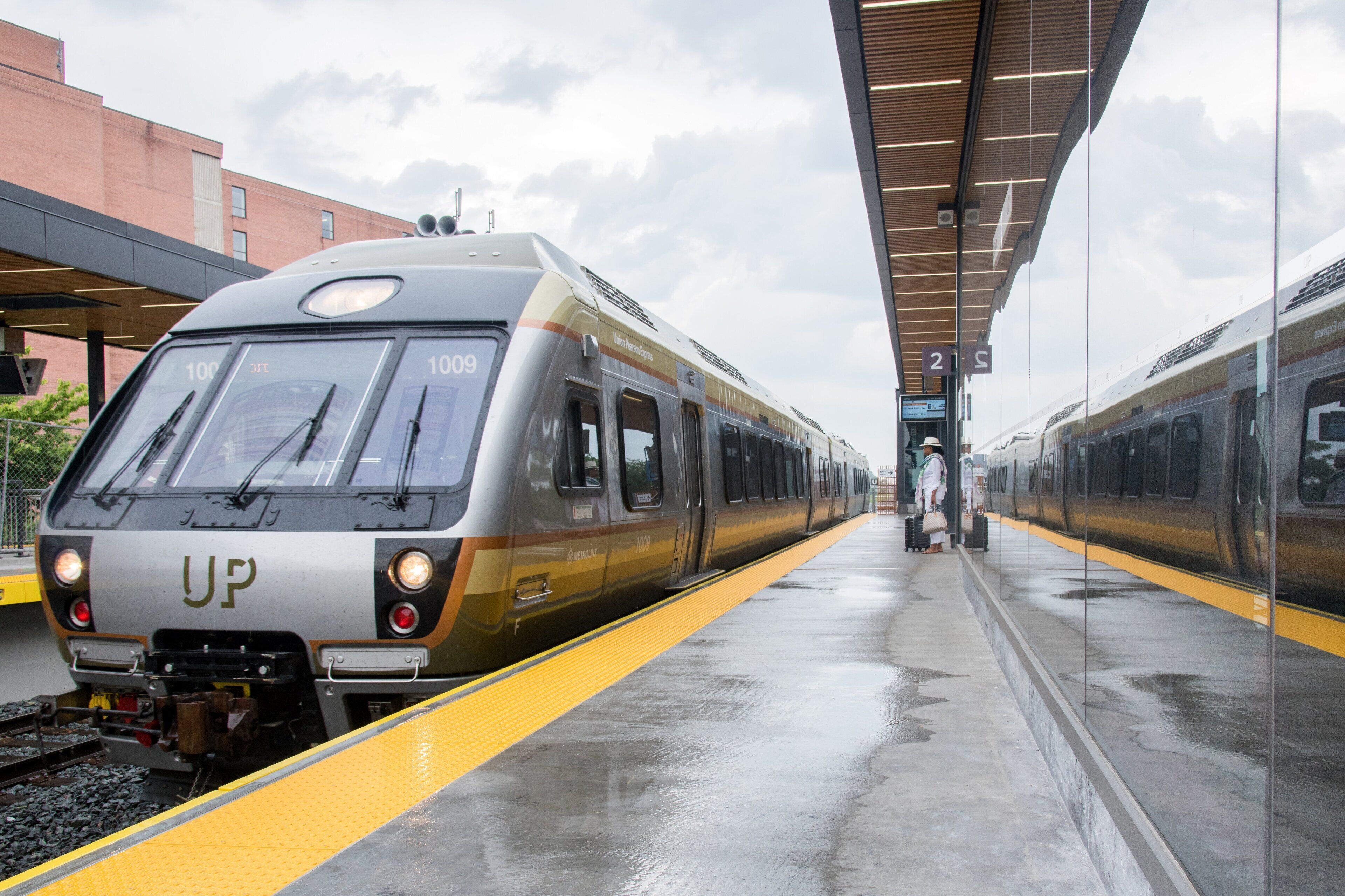 Un andén de estación de tren con un tren que lleva la marca 