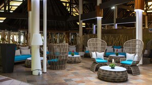 Lobby sitting area - InterContinental Resort and Spa Moorea (Moorea-Maiao)