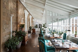 2 restaurantes, se sirven desayunos, comidas y cocina europea moderna