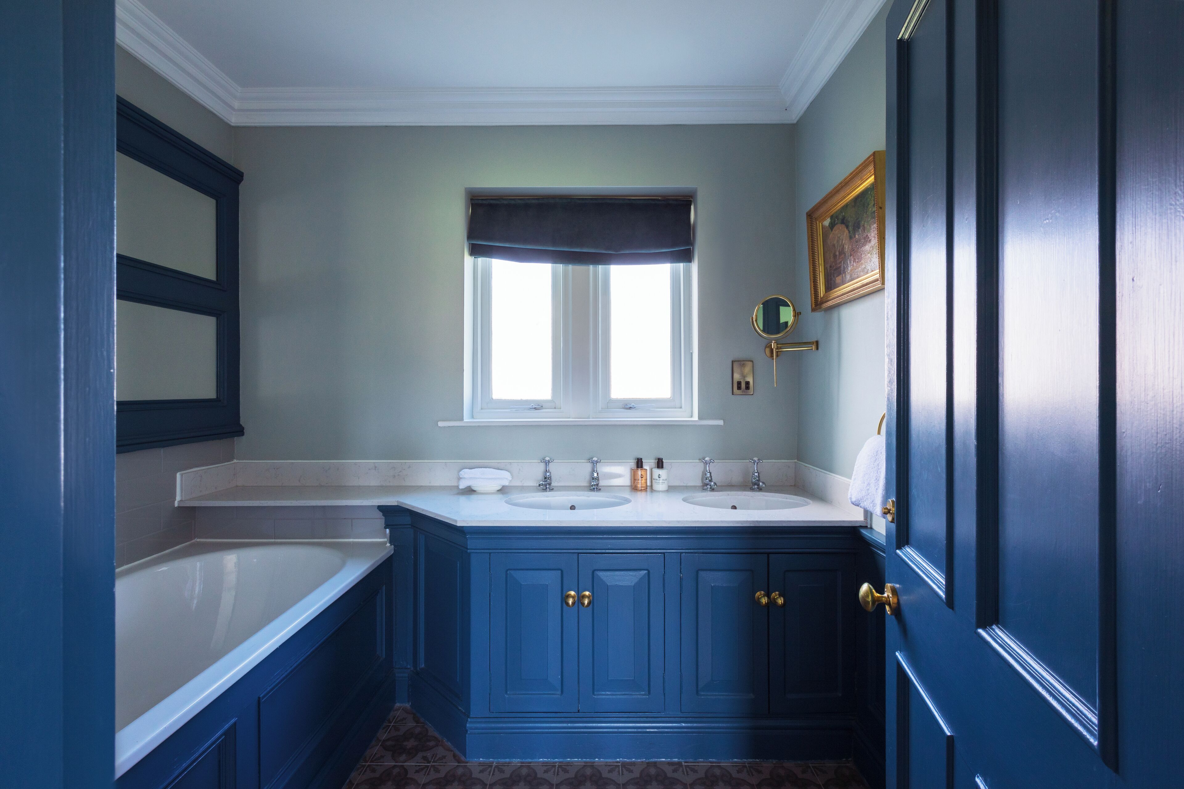 suite | bathroom | free toiletries, towels