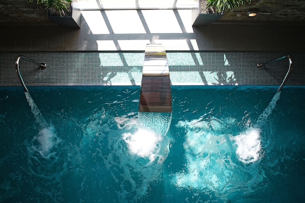 Indoor pool, sun loungers