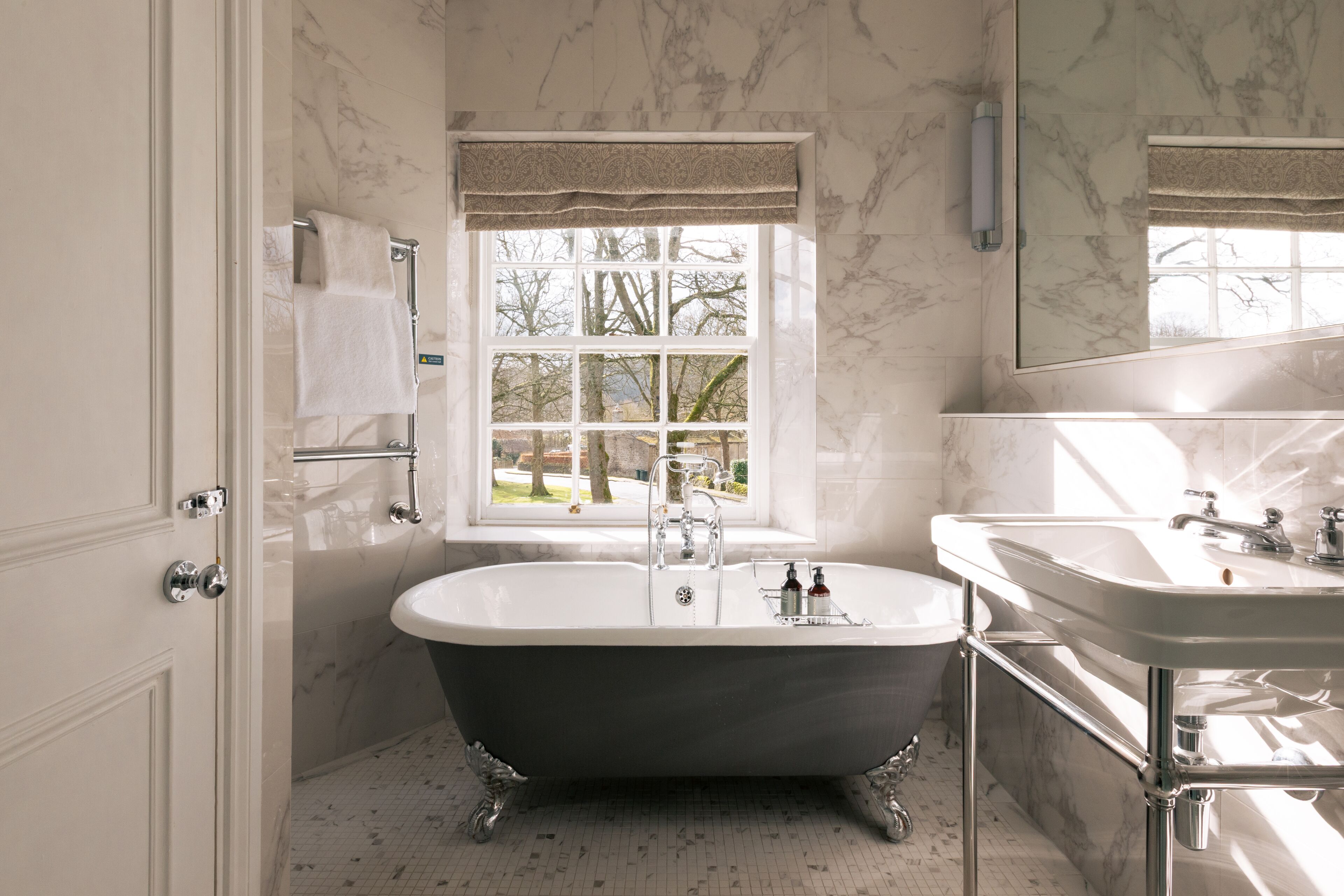 superior double room | bathroom | free toiletries, towels