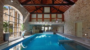 Piscine intérieure, chaises longues