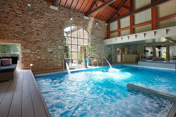 Indoor pool, sun loungers