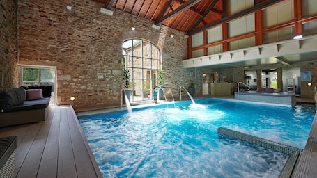 Indoor pool, sun loungers