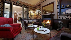 2 bars/lounges, poolside bar