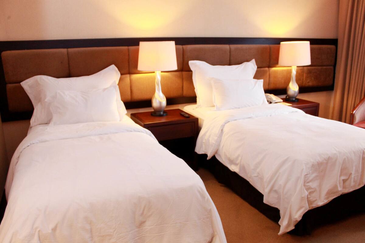 Phòng 2 giường đơn Superior (With 1 Twin Bed) | Minibar, két bảo mật tại phòng, bàn, màn/rèm cản sáng 