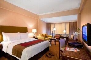 Minibar, brankas, meja kerja, dan tirai kedap cahaya