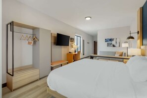 Escritorio, tabla de planchar con plancha, wifi gratis y ropa de cama