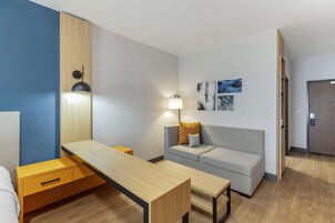 Escritorio, tabla de planchar con plancha, wifi gratis y ropa de cama 