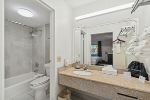 Habitación, 1 cama King size, para no fumadores | Baño | Tina con regadera, amenidades de baño gratuitas, secadora de cabello 