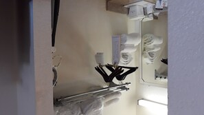 Combined shower/bathtub, free toiletries, hair dryer, towels