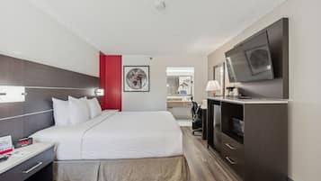 Rom, 1 queensize-seng, ikke-røyk | Senger med overmadrass, safe på rommet, skrivebord og strykejern/-brett