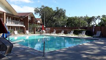 Een buitenzwembad, parasols voor strand/zwembad