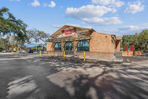 Exterior - Ramada by Wyndham Temple Terrace/Tampa North (Tampa)