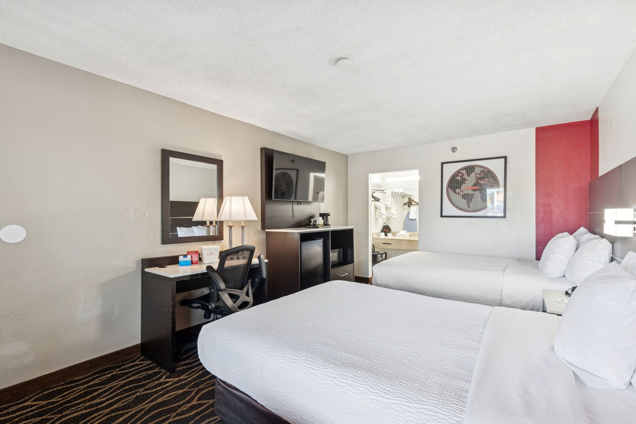 Rom, 2 dobbeltsenger, ikke-røyk | Senger med overmadrass, safe på rommet, skrivebord og strykejern/-brett