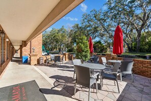 Terrace/patio - Ramada by Wyndham Temple Terrace/Tampa North (Tampa)