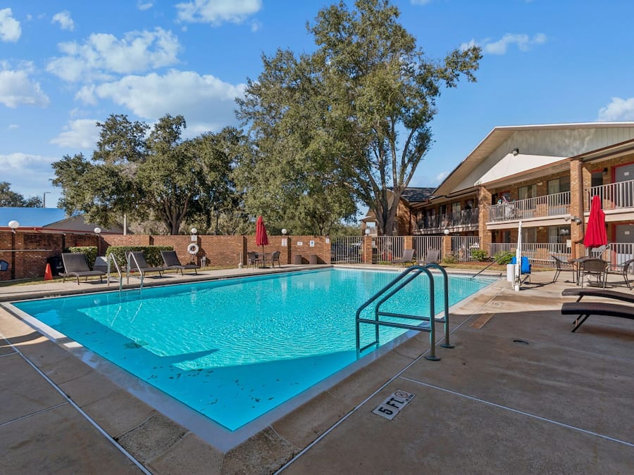 Utomhuspool, öppet 09.00 till 21.00, parasoller och solstolar