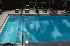 Piscine extérieure, parasols de plage, chaises longues