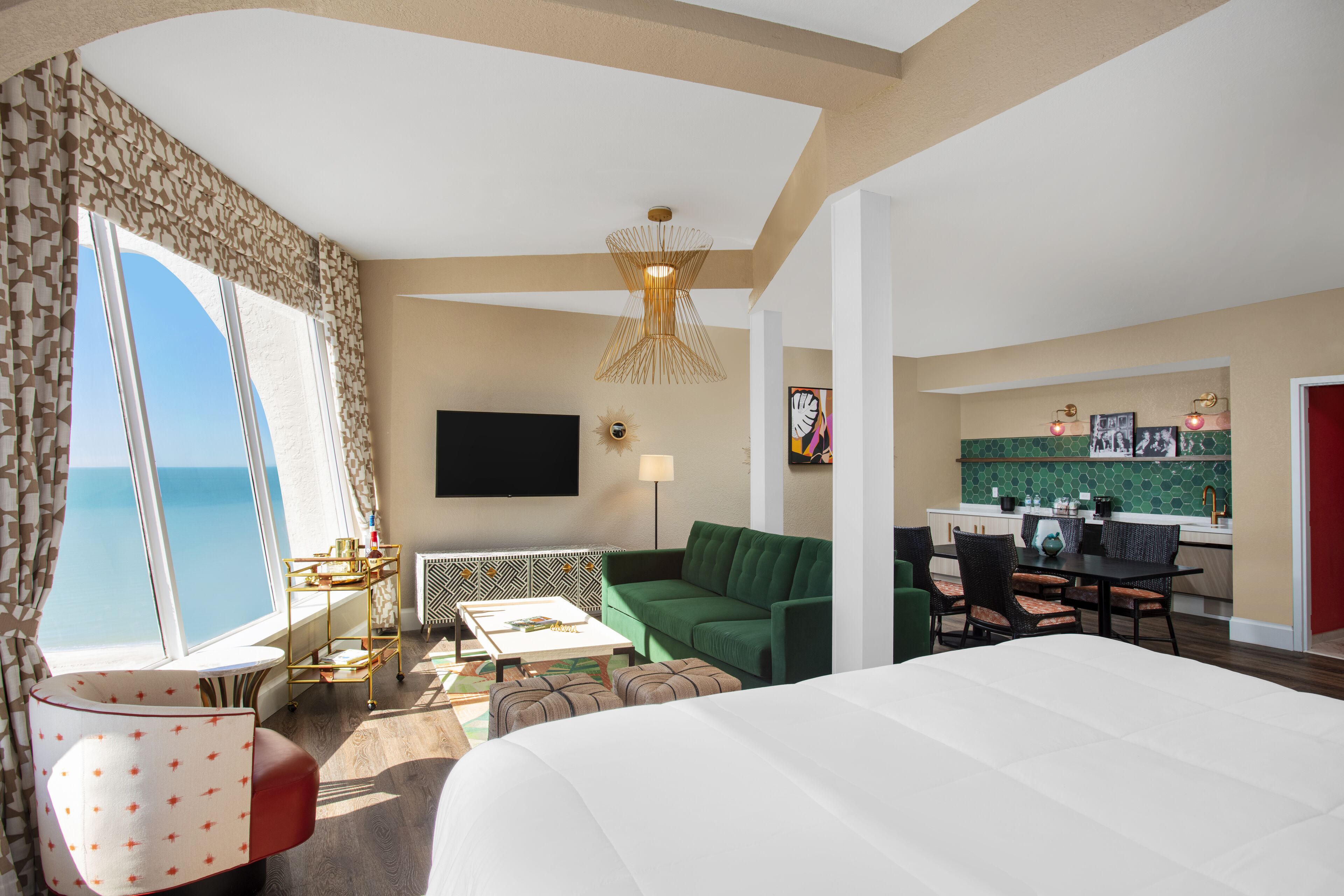 penthouse | premium bedding, pillow-top beds, in-room safe, desk