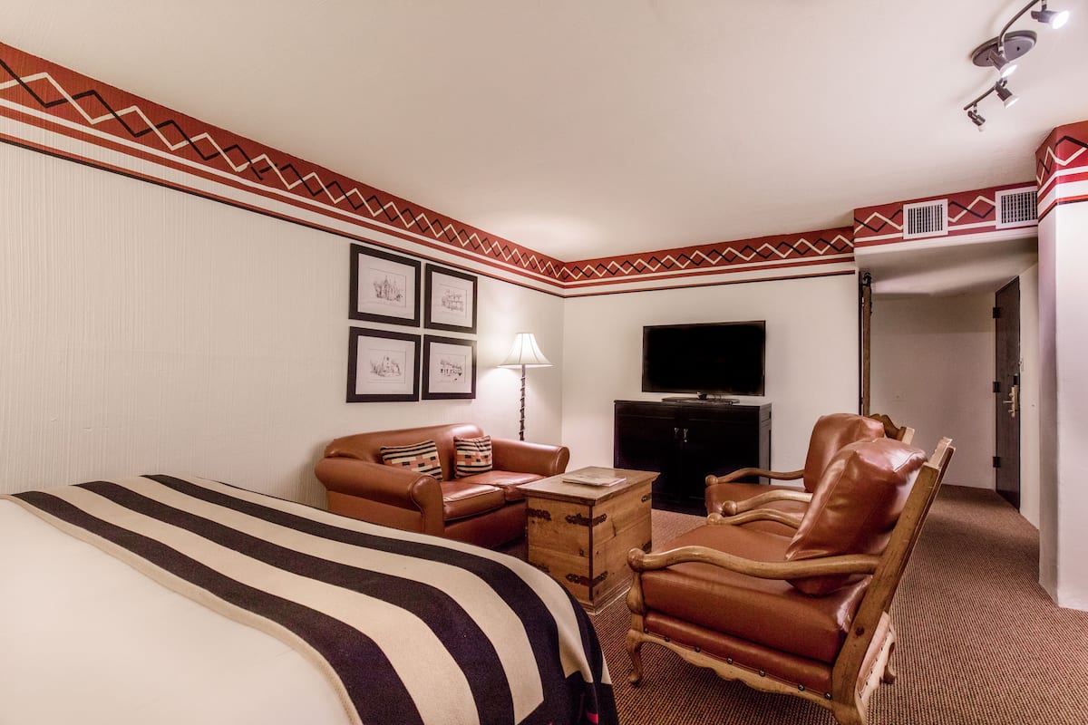 Room, 1 King Bed (Grande) | Premium bedding, in-room safe, desk, blackout drapes