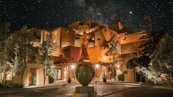 Vista frontal de la propiedad por la tarde o noche