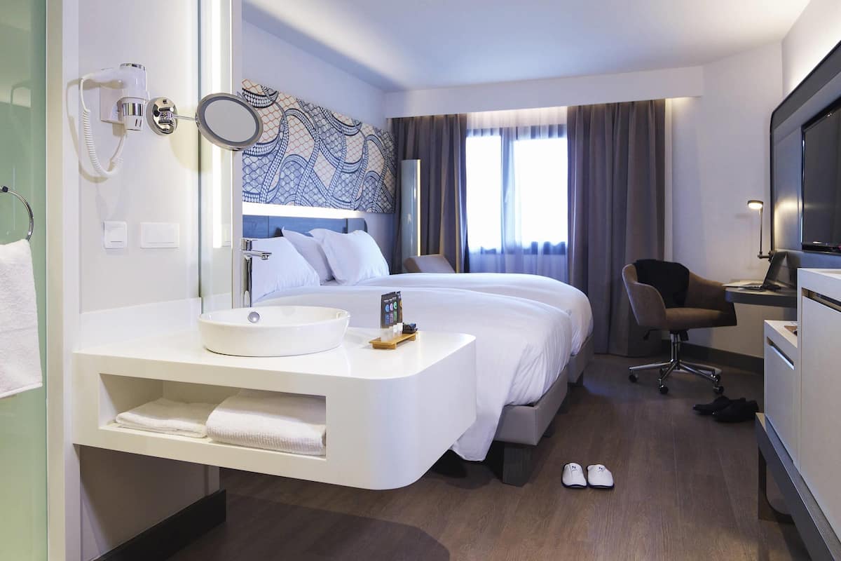 Superior-huone, 2 yhden hengen sänkyä | Ylelliset vuodevaatteet, tallelokero huoneessa, työpöytä, pimennysverhot