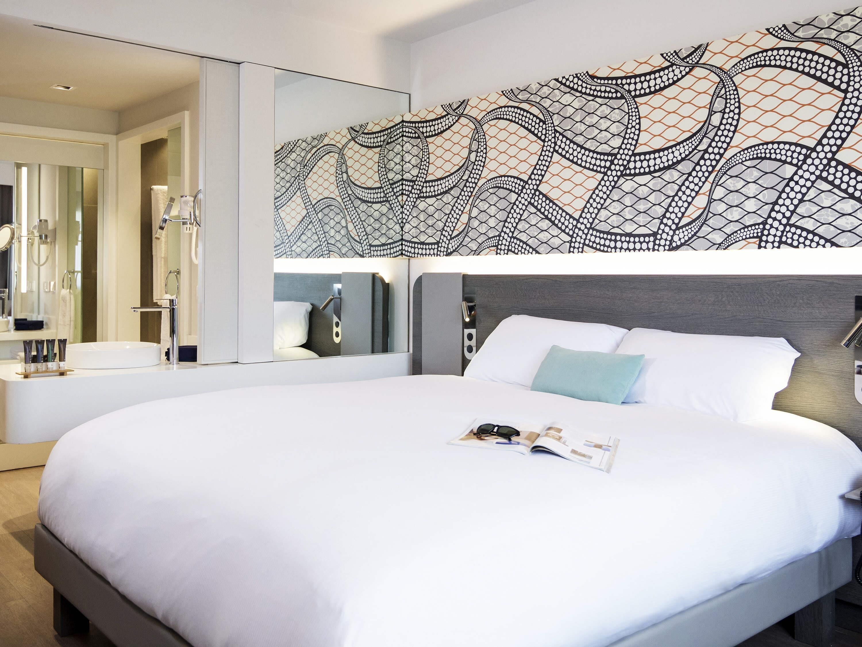 Habitación superior, varias camas | Ropa de cama de alta calidad, caja fuerte, escritorio y cortinas opacas