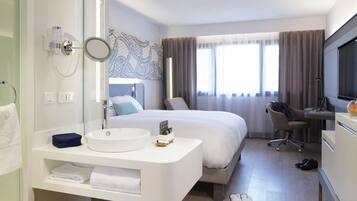 Superior-huone, 2 yhden hengen sänkyä | Ylelliset vuodevaatteet, tallelokero huoneessa, työpöytä, pimennysverhot