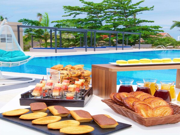 Outdoor pool, pool umbrellas, sun loungers