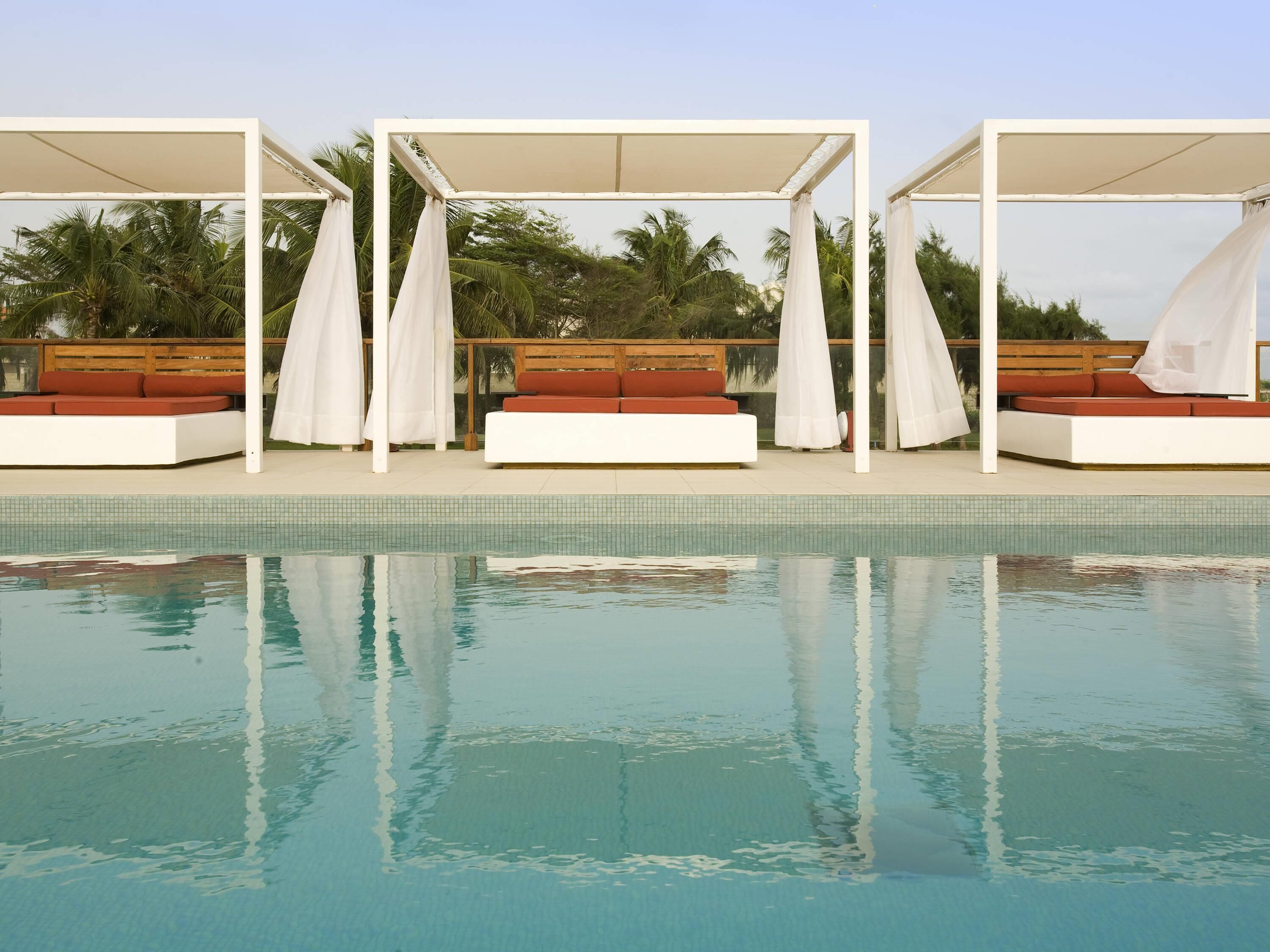 Außenpool, Sonnenschirme, Liegestühle