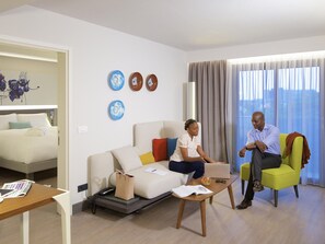 Hochwertige Bettwaren, Zimmersafe, Schreibtisch, Verdunkelungsvorhänge