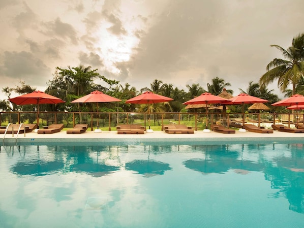 Piscine extérieure, parasols de plage, chaises longues