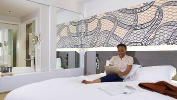 Ropa de cama de alta calidad y caja de seguridad en la habitación