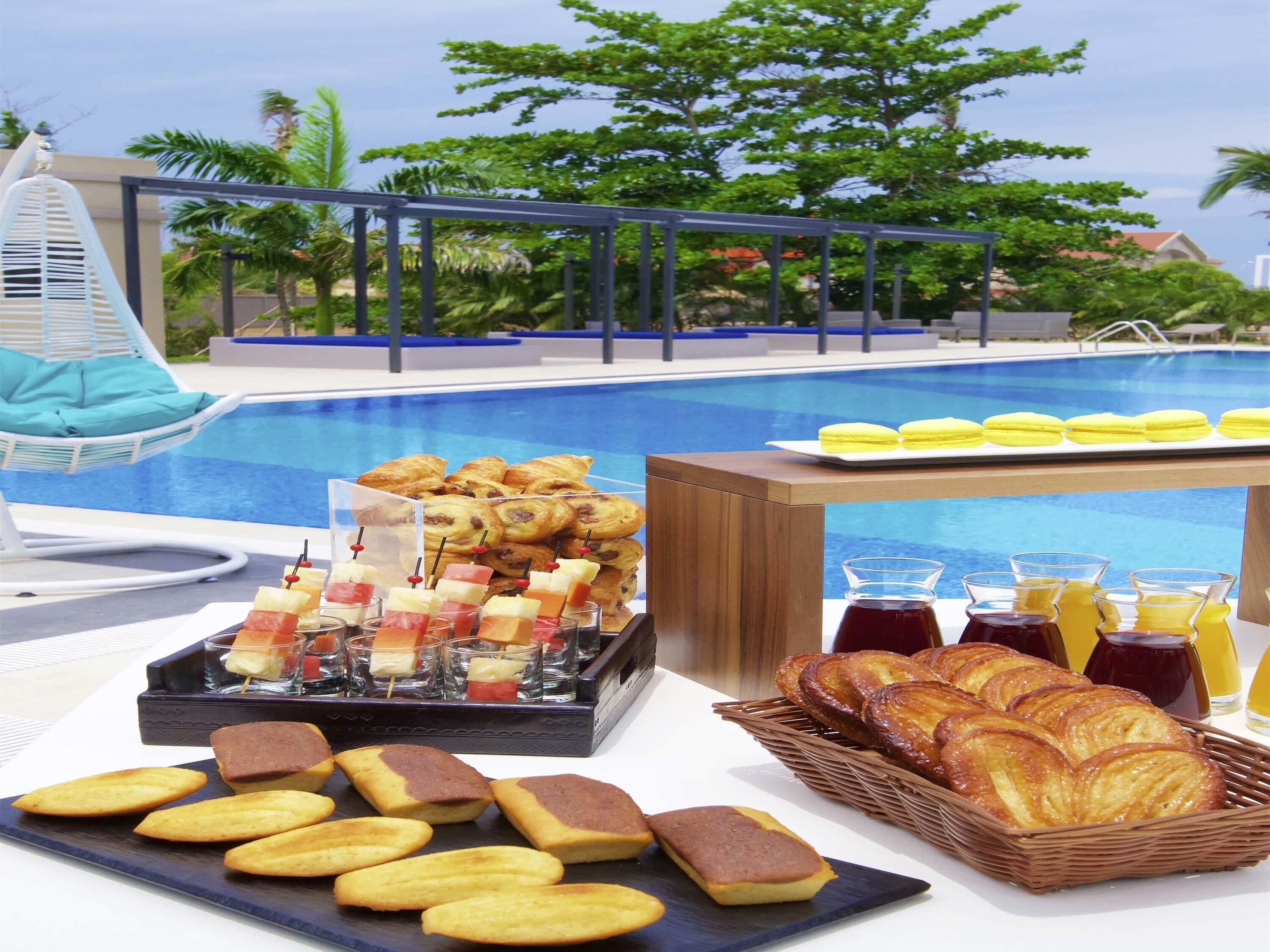 室外游泳池，池畔遮阳伞，日光浴躺椅