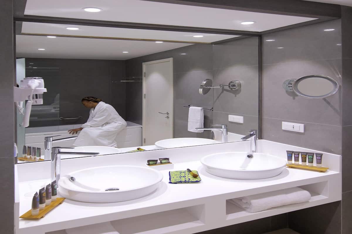 Habitación superior, varias camas | Ropa de cama de alta calidad y caja de seguridad en la habitación